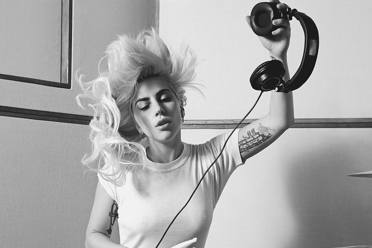 Lady-Gaga_American-Music-Awards_Performe